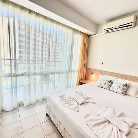 Menada Miramar Palace סאני ביץ'
